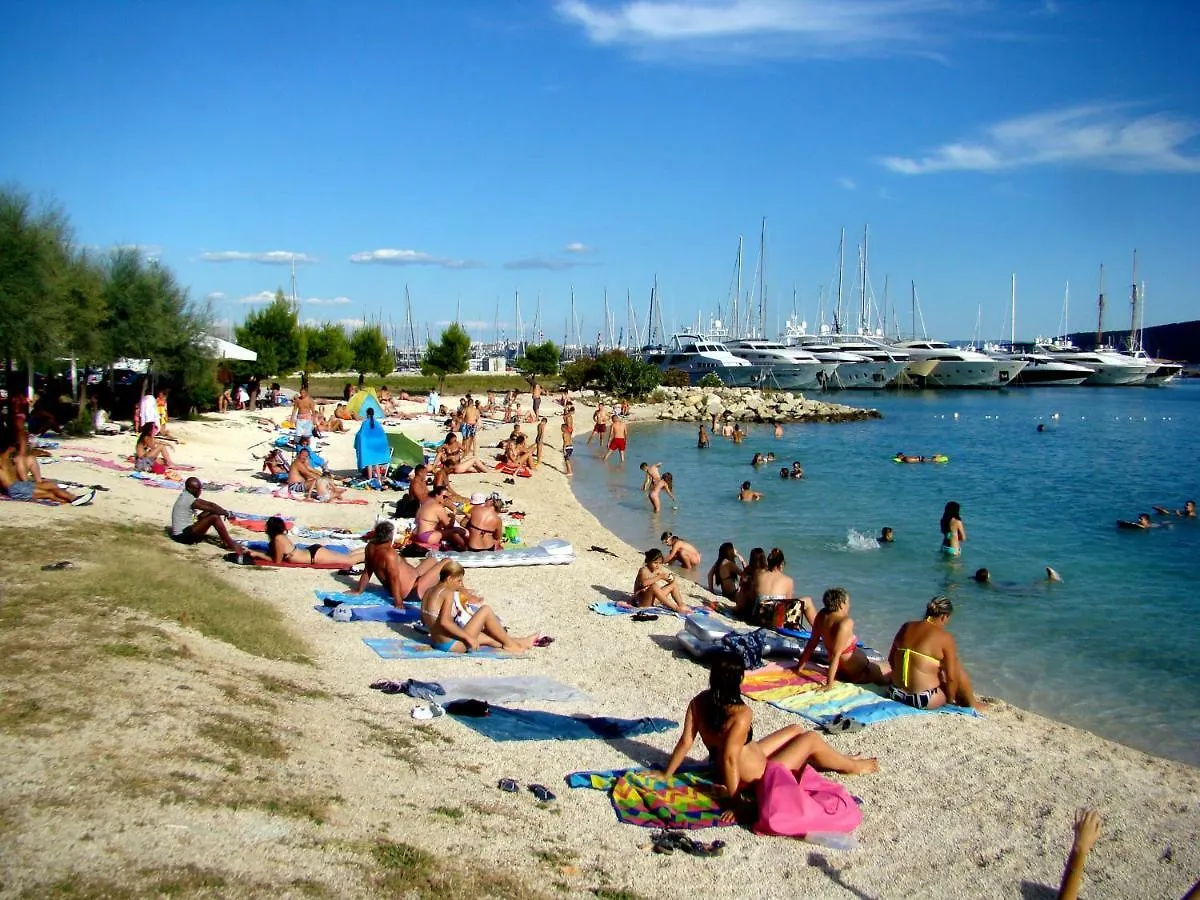 Kike Red Apartment Kastela